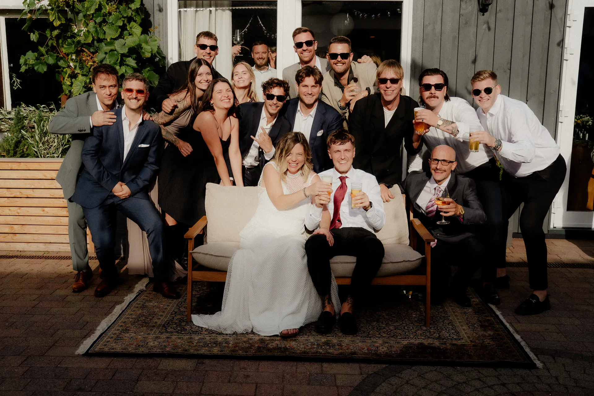 Großes Gruppenfoto mit Brautpaar